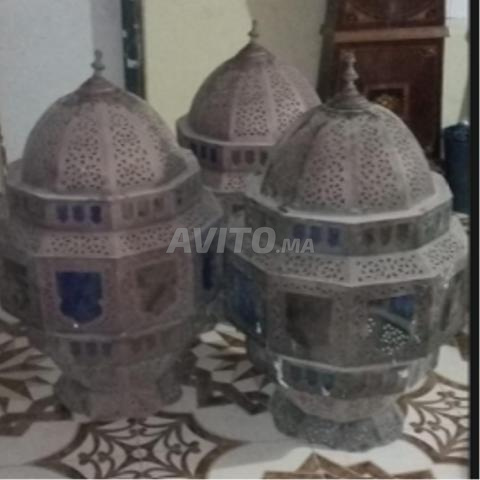 ثلاثة ثريات تقليدية قديمة