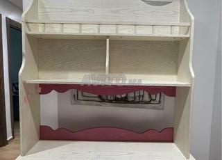 مكتب مع مكتبة