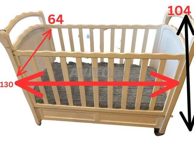 سرير أطفال مستقل أو ملتصق مع فراش وحماية جانبية