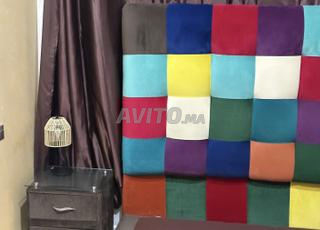 Lit deux places avec deux tables de nuit