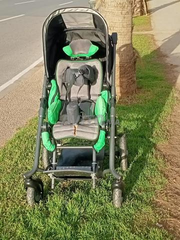 عربة أطفال طبية