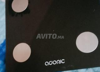 Balance électronique moderne fonctionnant avec Bluetooth.