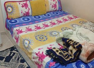 Lit en bois avec placard