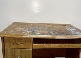 مكتب خشبي بأدراج مثالي للدراسة