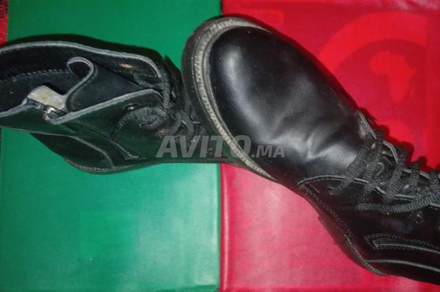 سباط جلدي أسود ملبوس مرة واحدة فقط في حالة ممتازة