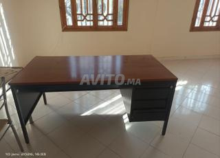 مكتب بحالة جيدة جداً، قوي جداً وواسع