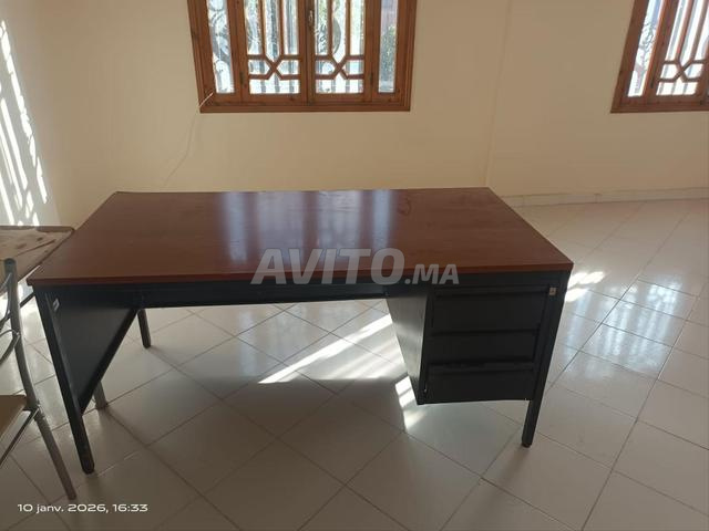 مكتب بحالة جيدة جداً، قوي جداً وواسع