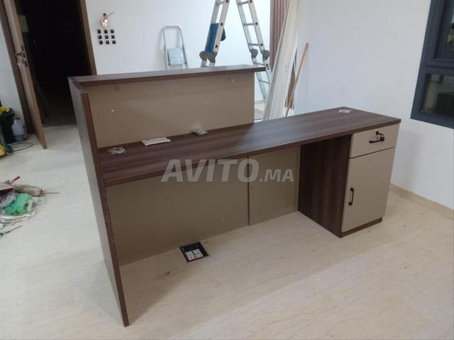 منضدة استقبال أنيقة واحترافية