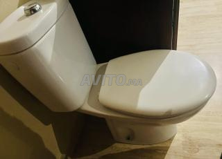 كرسي روكا فيكتوريا وموبل خشبي مع فاسك