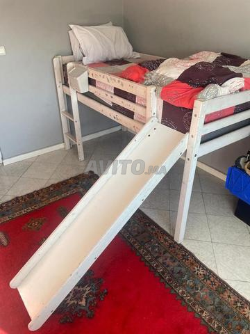 سرير أطفال متوسط الارتفاع