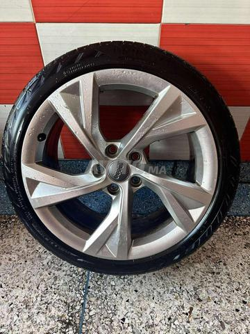 Jantes 18° Audi Original Avec pneu presque-Neuf