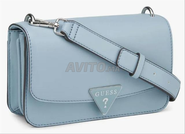 حقيبة Guess جديدة مع ملصق أزرق
