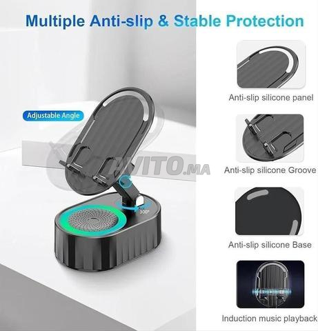 حامل هاتف ومكبر صوت لاسلكي.