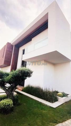 فيلا فاخرة للبيع مع مسبح / لا كولين