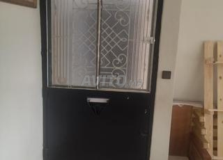 باب حديد وزجاج. مصفح. باللون الأسود