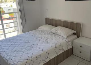 سرير مع فراش وطاولة بجانب السرير