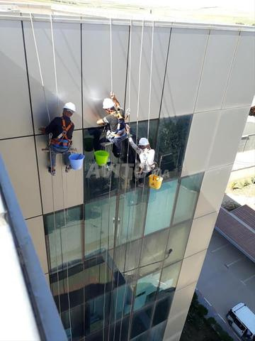 Alpiniste Nettoyage vitre façade toiture