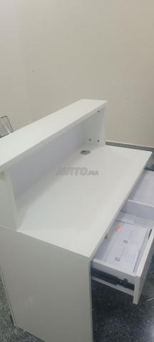 مكتب استقبال مع كرسي ملكي