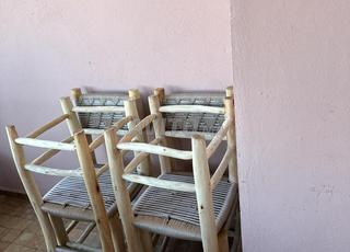 Lot de 4 chaises plus une chaise enfant