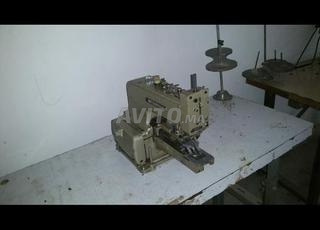 Plusieurs machines à coudre avec des accessoires