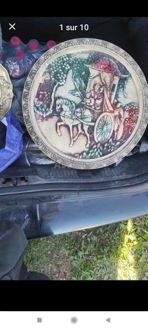 تحف وأباريق شاي والكثير من الأشياء للبيع