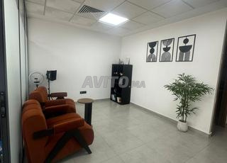 مكتب للإيجار في شارع أم الربيع بالقرب من CFC