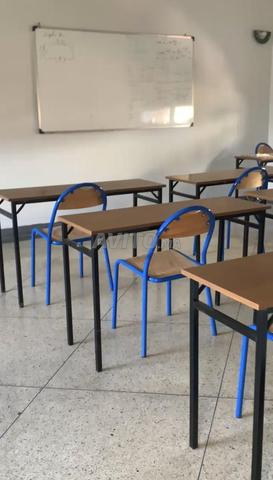 كراسي وطاولات مدرسية
