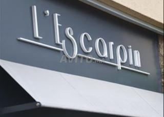 صالون تجميل للإيجار