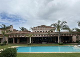 قصر مع عدة أجنحة