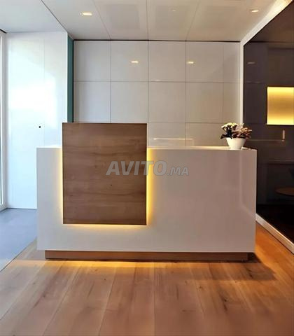 Comptoir d’accueil avec éclairage intégré