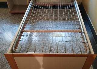 سرير فردي مع طاولة بجانب السرير خشب طبيعي