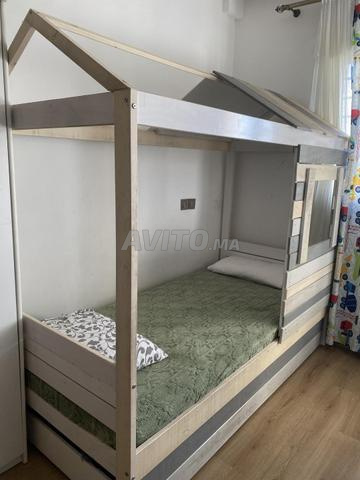 سرير على شكل كوخ (KITEA) - سريران مع باب منزلق