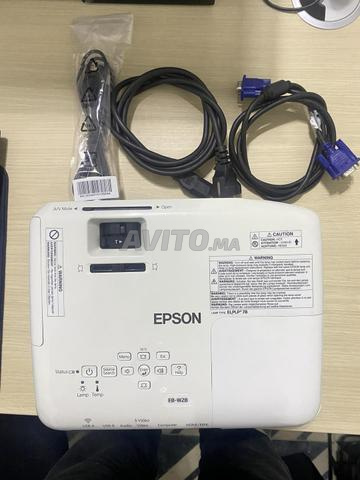 بروجكتور EPSON مع شاشة وملحقات
