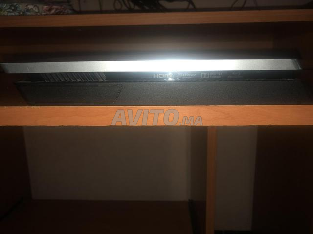 جهاز PS4 Slim مع كابل الطاقة الخاص به