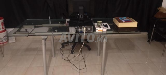 مكتب من زجاج