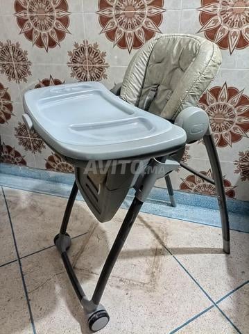 كرسي مرتفع للأطفال