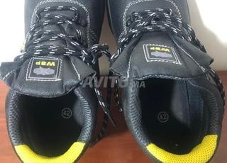 Chaussure de travail protégeant des chocs