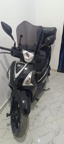 موتور sym st 125cc نقية بزاف على يد واحدة