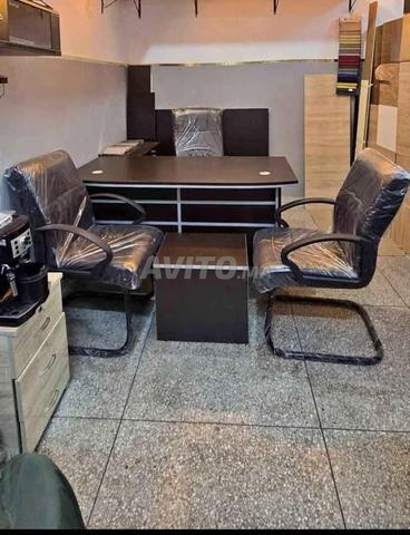 Bureau et chaise de bureau | مكتب مع كرسي مكتب