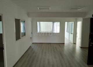 مكتب مجهز بشكل جيد بمستوى عال جدا