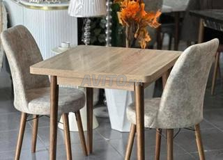 طاولة مع كرسيين