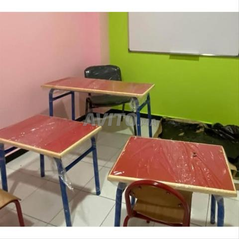 طاولة فردية شبه معدنية