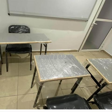 طاولة فردية شبه معدنية