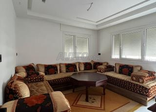 صالون مغربي مع طاولة و زربية - صالون مغربي