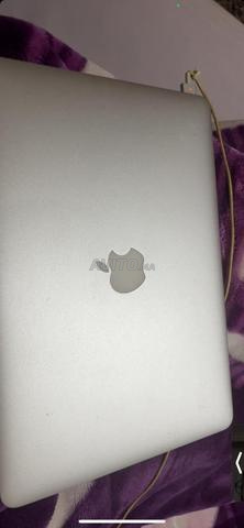 ماك بوك اير 2015 13 بوصة يعمل عند توصيله