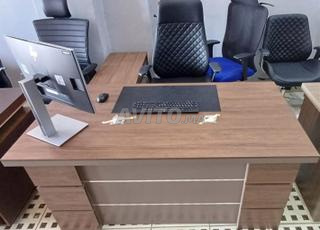 Bureau importé avec un design moderne et de haute qualité