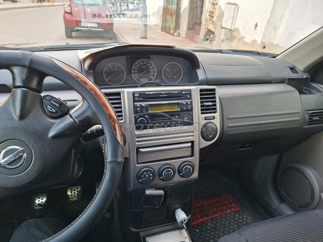 سيارة نقية للبيع والثمن جد مناسب