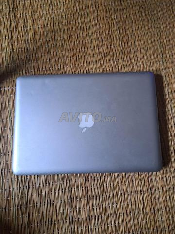 ماك بوك برو مع شاحن