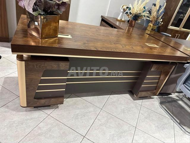 مكتب مستورد بتصميم متقن