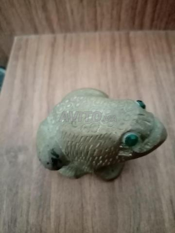 نموذج صغير لضفدع من البرونز